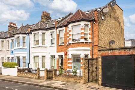 Stunning ground floor apartment with a beautiful garden and a useful outbuilding situated between the Wandsworth Bridge Road and South Park. - Photo 4