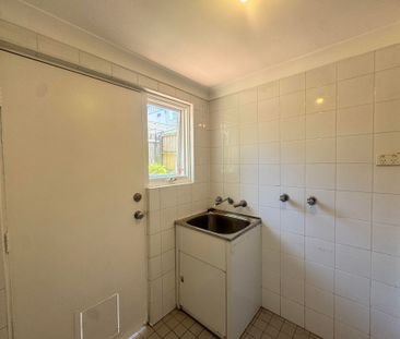 Spacious 3-Bedroom Townhouse in the Heart of Waverley! - Photo 4