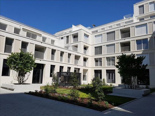 "In the heart of the action - by the lake - by the train station - without rental deposit" - Photo 1