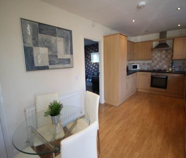 Hough Lane (Room 1), Bramley, Leeds - Photo 1