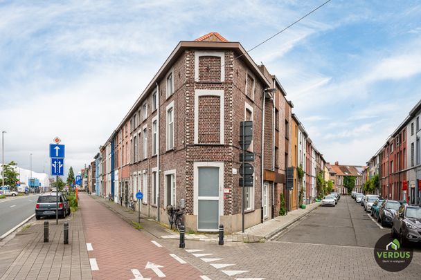 Lichtrijke gerenoveerde hoekwoning te Gent - Photo 1