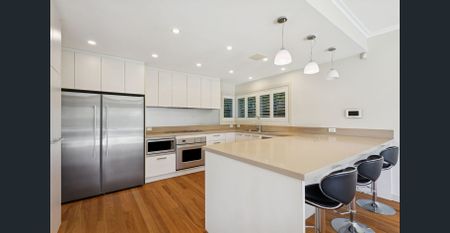 One of Willoughby's finest family homes - Photo 3