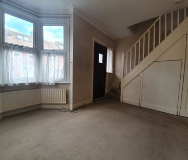 2 bedroom terrace house, prime Bromley location, BR1 - Photo 2
