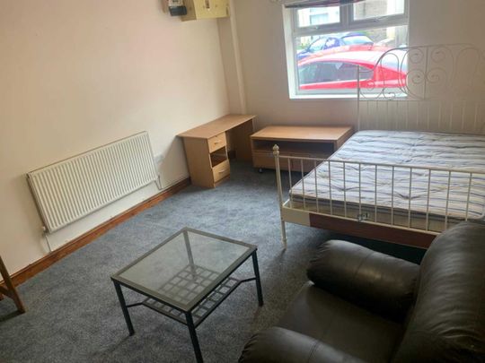 Price £1,200 pcm - Under Offer - Photo 1
