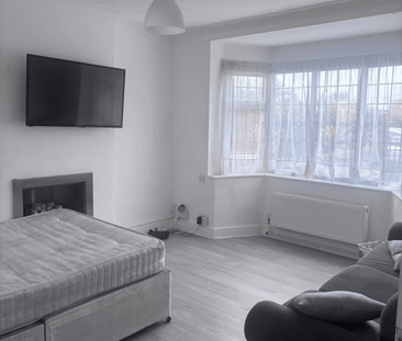 5 bedroom semi-detached house to rent - Photo 1