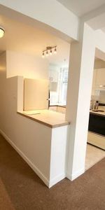 Renovated 2 Bedroom + 1 parking + private deck in KITSILANO just 5 min - Photo 4