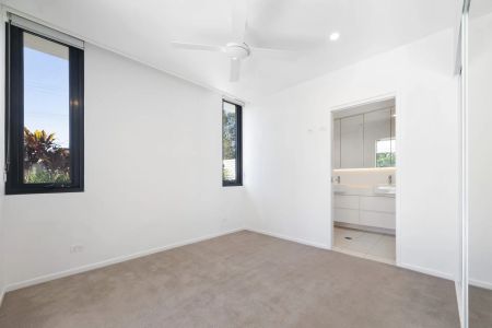 Stylish Ground Floor Apartment with Oversized Courtyard - Photo 3