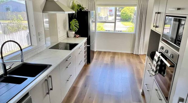 Tidy Family Home - 2 minutes to everything! - Photo 1