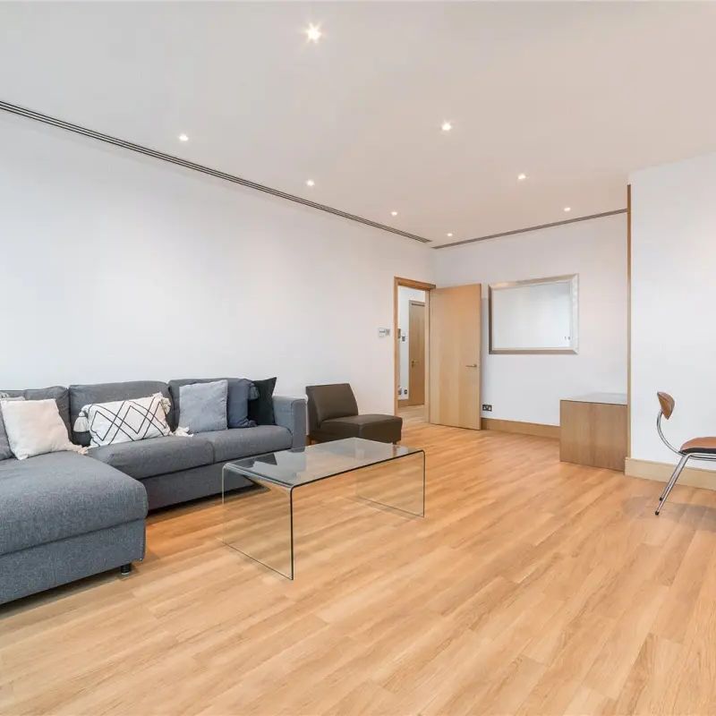 1 bedroom flat in London - Photo 1