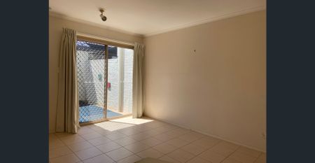 Spacious townhouse - Photo 2