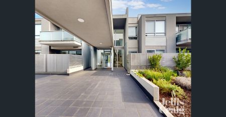 Large & Light Filled Apartment - Photo 2