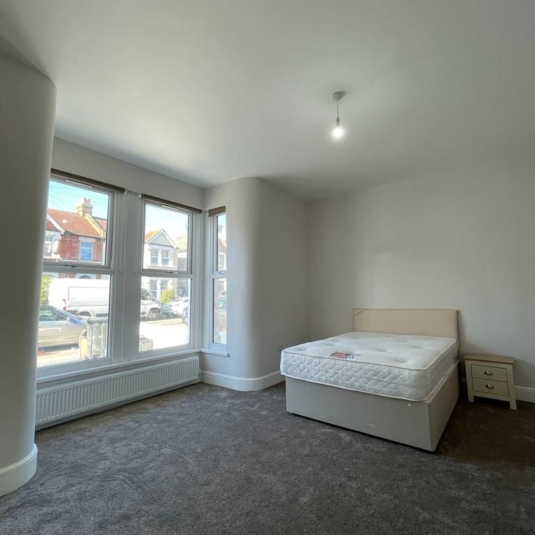 1 bedroom in a house share to rent - Photo 1