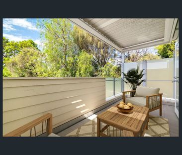 Victorian Elegance Meets Contemporary Comfort - Photo 3