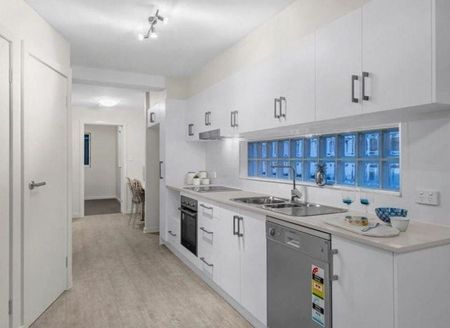 Spacious One Bedroom Apartment! - Photo 4