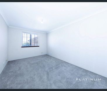 Spacious 4x2 Family Home, close to the beach - Photo 4