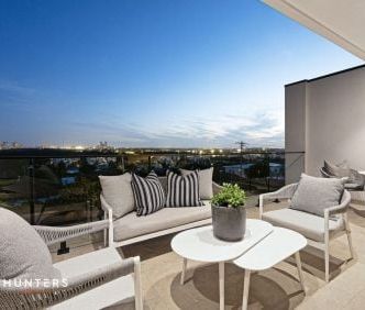 Luxury Family Home with Scenic Views - Photo 2