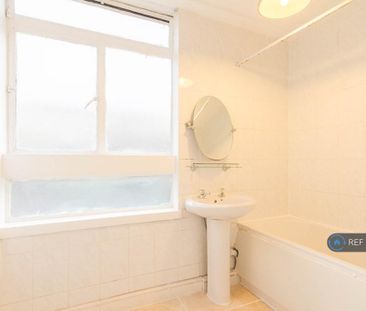 3 bedroom flat to rent - Photo 2