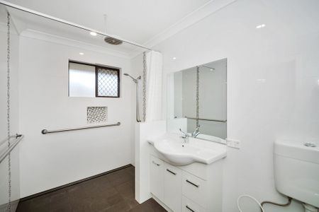 Relaxed coastal living on a quiet cul-de-sac ! - Photo 3