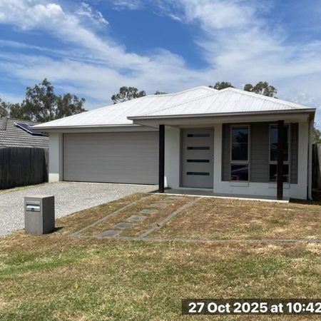 Family Home Ready for Christmas – 25 Oxenham Circuit, Augustine Heights - Photo 4