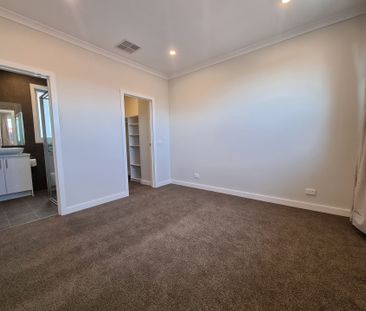 Luxurious Townhouse in Prime Location - Photo 3