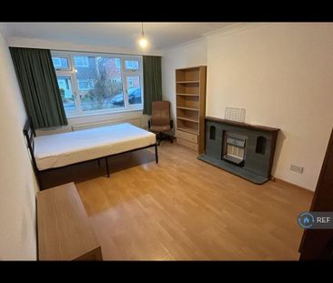 4 bedroom semi-detached house to rent - Photo 5