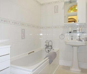 Caterham, Surrey, CR3 - Photo 4