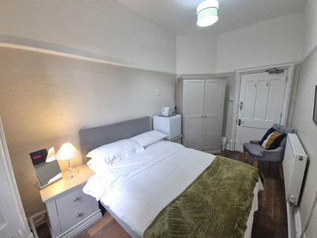 1 bedroom in a flat share to rent - Photo 2