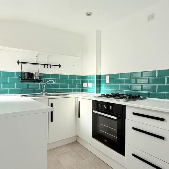 2 bedroom end of terrace house to rent - Photo 1