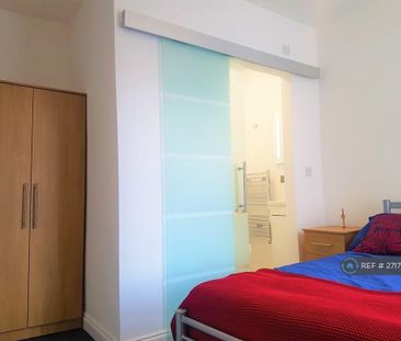 1 bedroom in a house share to rent - Photo 2