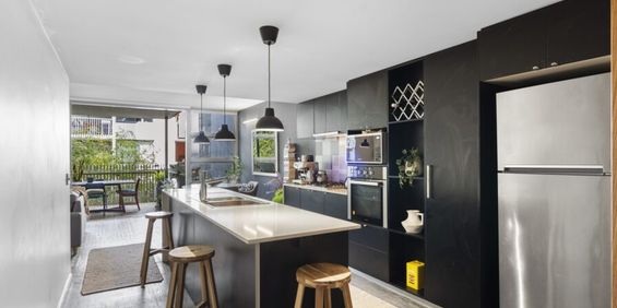 Large 2 bedroom furnished apartment - Photo 3