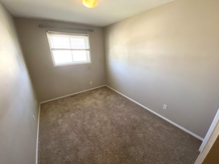 GREAT 3 BED, 1.5 BATH 2 STOREY TOWNHOUSE, W/ AN ATTACHED SINGLE GARAGE IN ELLERSLIE - Photo 5