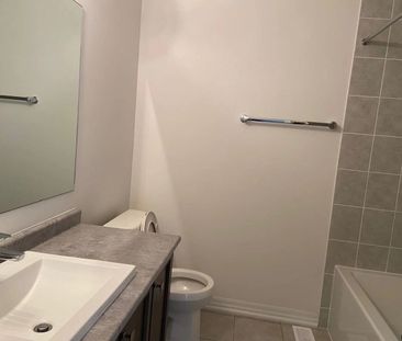 For Lease - 219 Vivant Street, Newmarket, Ontario - Photo 4