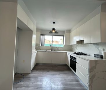 Modern 4 Bedroom Home - Photo 1
