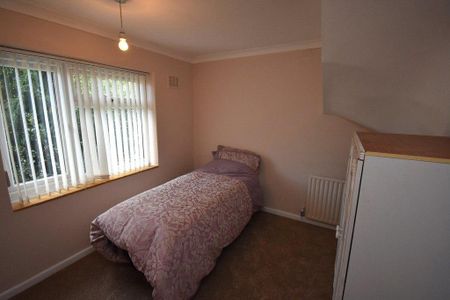 4 bedroom semi-detached house to rent - Photo 5