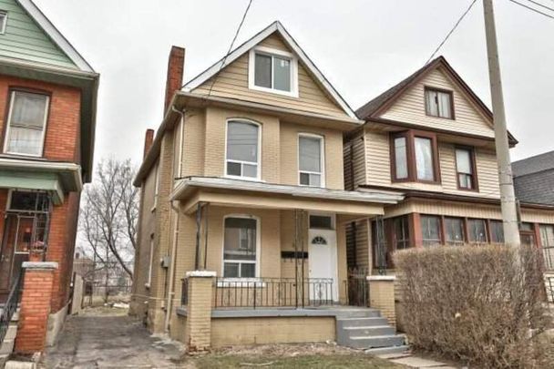 $1,699 / 2 br / 1 ba / 1100 sqft 33 Harvey St unit 1 - Photo 1