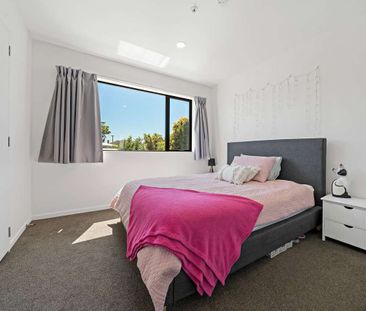 Style, Security & Comfort in One Smart Home - Photo 6