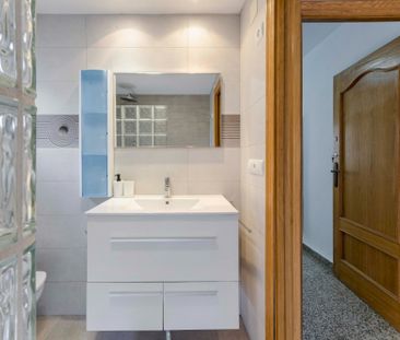 Spacious double room on Monestir de Poblet Street - Photo 3