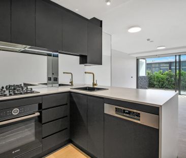 Contemporary split level apartment metres from the harbor's edge - Photo 6