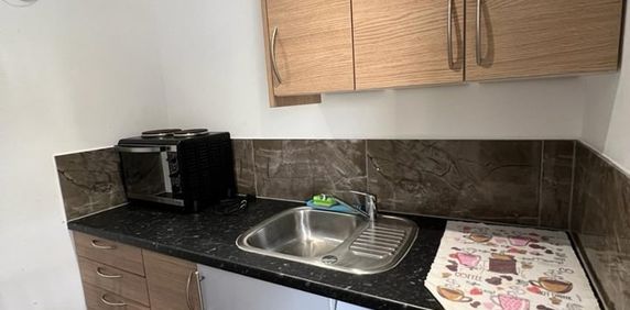 Studio Flat, Gainsborough Road, RM8 - Photo 2