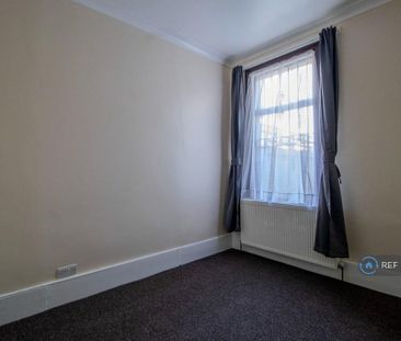 4 bedroom end of terrace house to rent - Photo 4