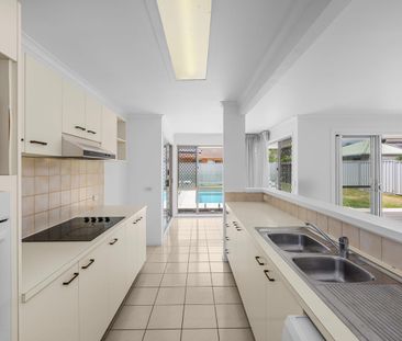 Stylish 4-Bed Home in Varsity Lakes - Photo 3