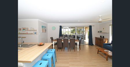 Modern Spacious 4 Bedroom house - Photo 2