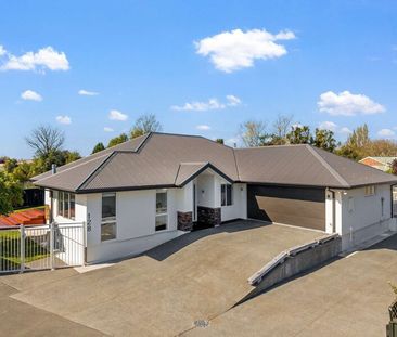 Executive Four Bedroom Family Home! - Photo 3