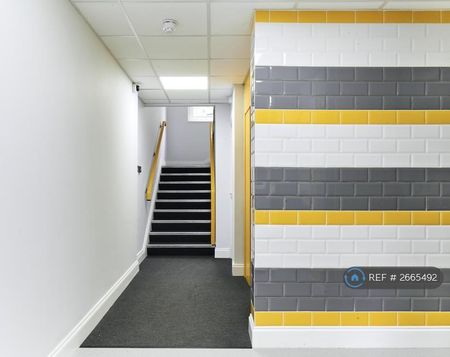 1 bedroom in a flat share to rent - Photo 3