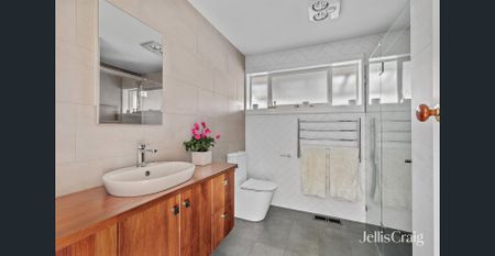 Perfectly Positioned in the Heart of Eltham - Photo 2