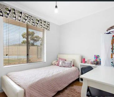 “Family home with sparkling pool” - Photo 4