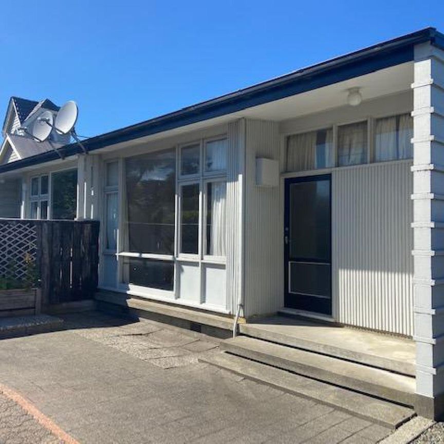 Queens Park - Photo 1