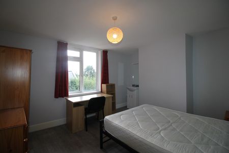 8 Bed Terraced House, Livingstone Road, SO14 - Photo 4