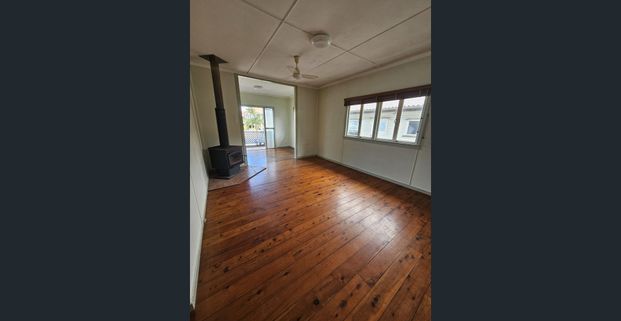 Charming Classic Cottage - 2 Bed | 1 Bath | Massive Garage/Shed | Walk to Waterfront - Photo 1