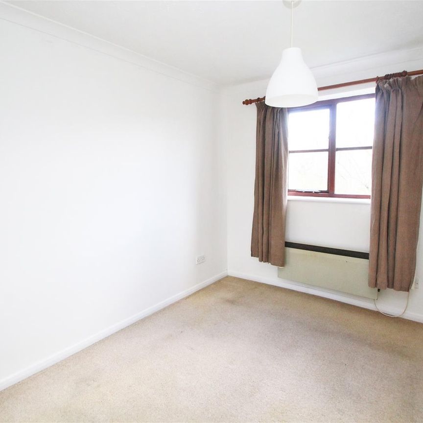 Eaton Avenue, High Wycombe - Photo 1